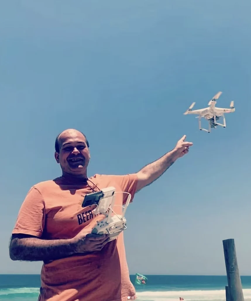 Aluno com drone em voo durante treinamento