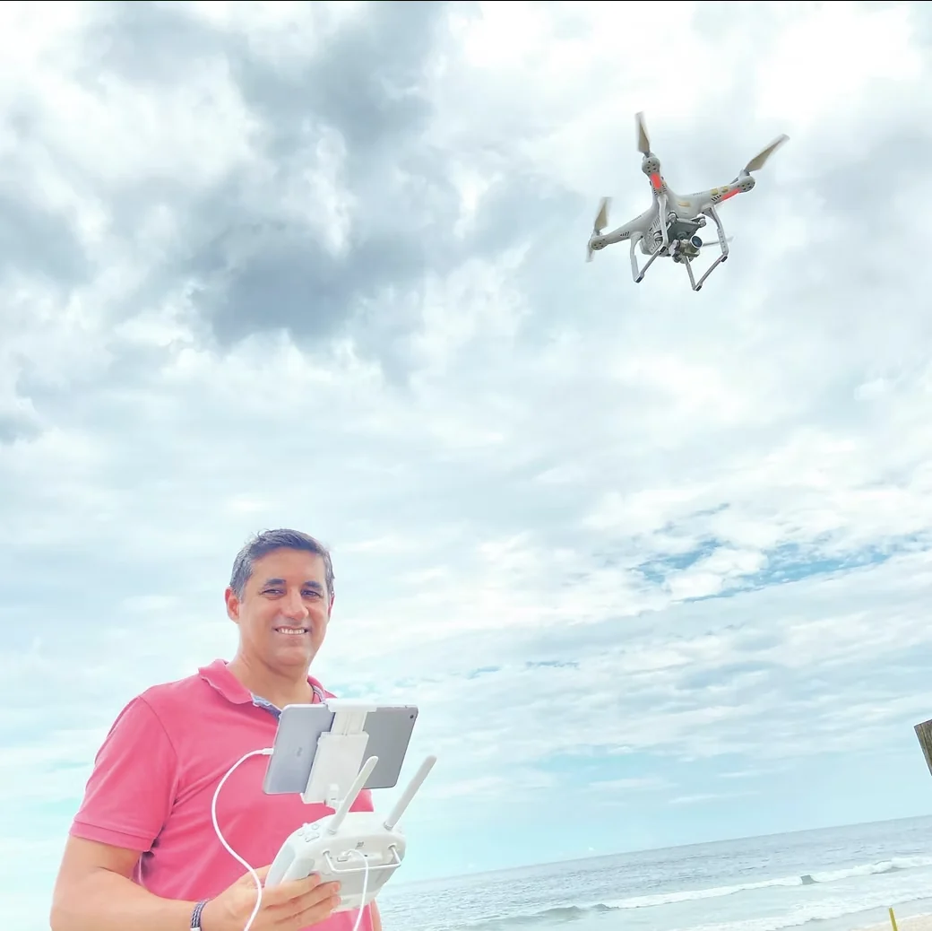 Aluno segurando controle durante aula individual de drone