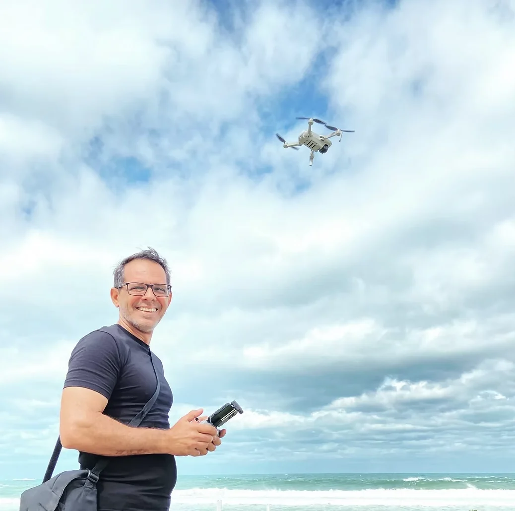 Aluno pilotando drone em aula individual no Rio de Janeiro